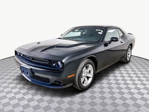 Used 2022 Dodge Challenger SXT image 4
