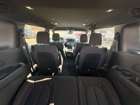 Certified 2023 Chrysler Pacifica Touring image 29