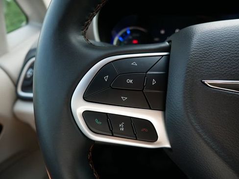 Used 2018 Chrysler Pacifica Touring-L FWD image 19