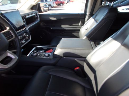 Used 2024 Ford Expedition Max XLT image 3
