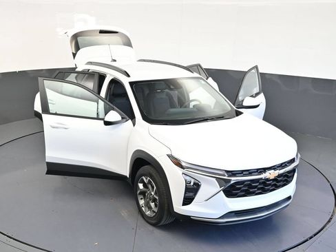 Used 2025 Chevrolet Trax LT FWD image 18