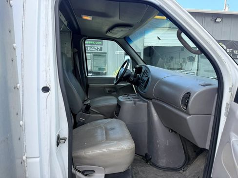 Used 2002 Ford E-350 and Econoline 350 Super Duty RWD image 18