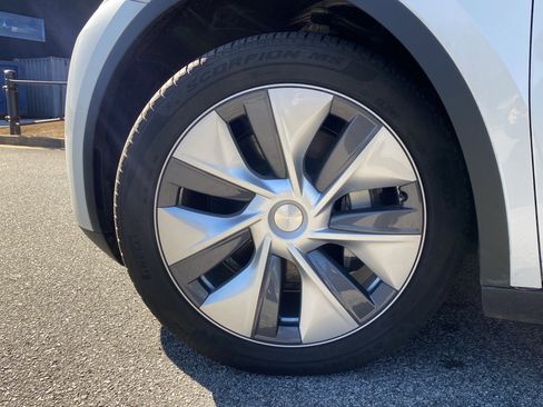 Used 2023 Tesla Model Y Long Range image 11