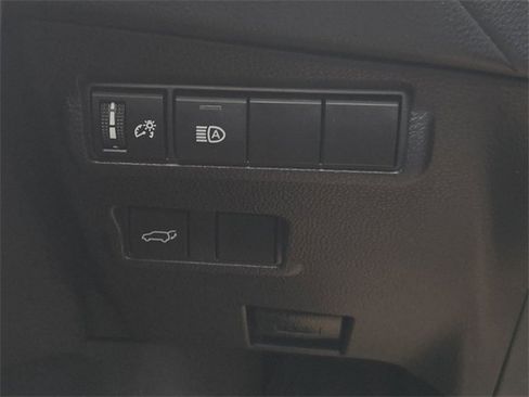 Used 2023 Toyota Corolla Cross XLE image 27