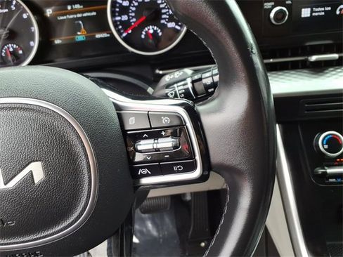 Used 2022 Kia Carnival LX image 17