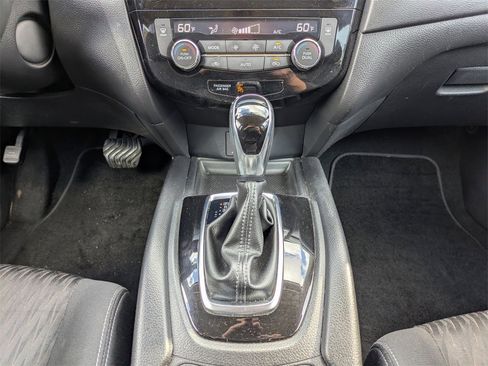 Used 2017 Nissan Rogue SV w/ SV Premium Package image 19