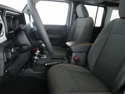 Used 2025 Jeep Wrangler Unlimited Sahara image 16