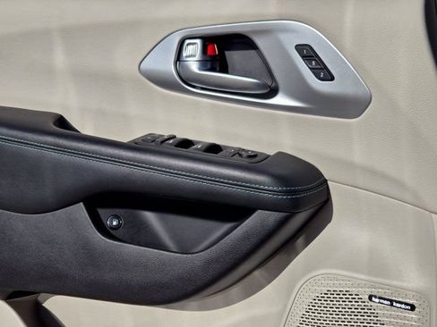 Used 2020 Chrysler Pacifica Limited w/ Advanced Safetytec Group FWD image 24