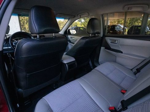 Used 2015 Toyota Camry SE FWD image 17