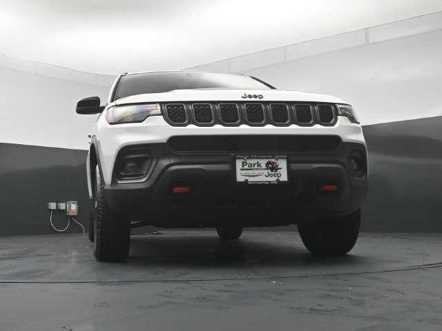Used 2023 Jeep Compass Trailhawk w/ Trailhawk Convenience Group AWD/4WD image 19