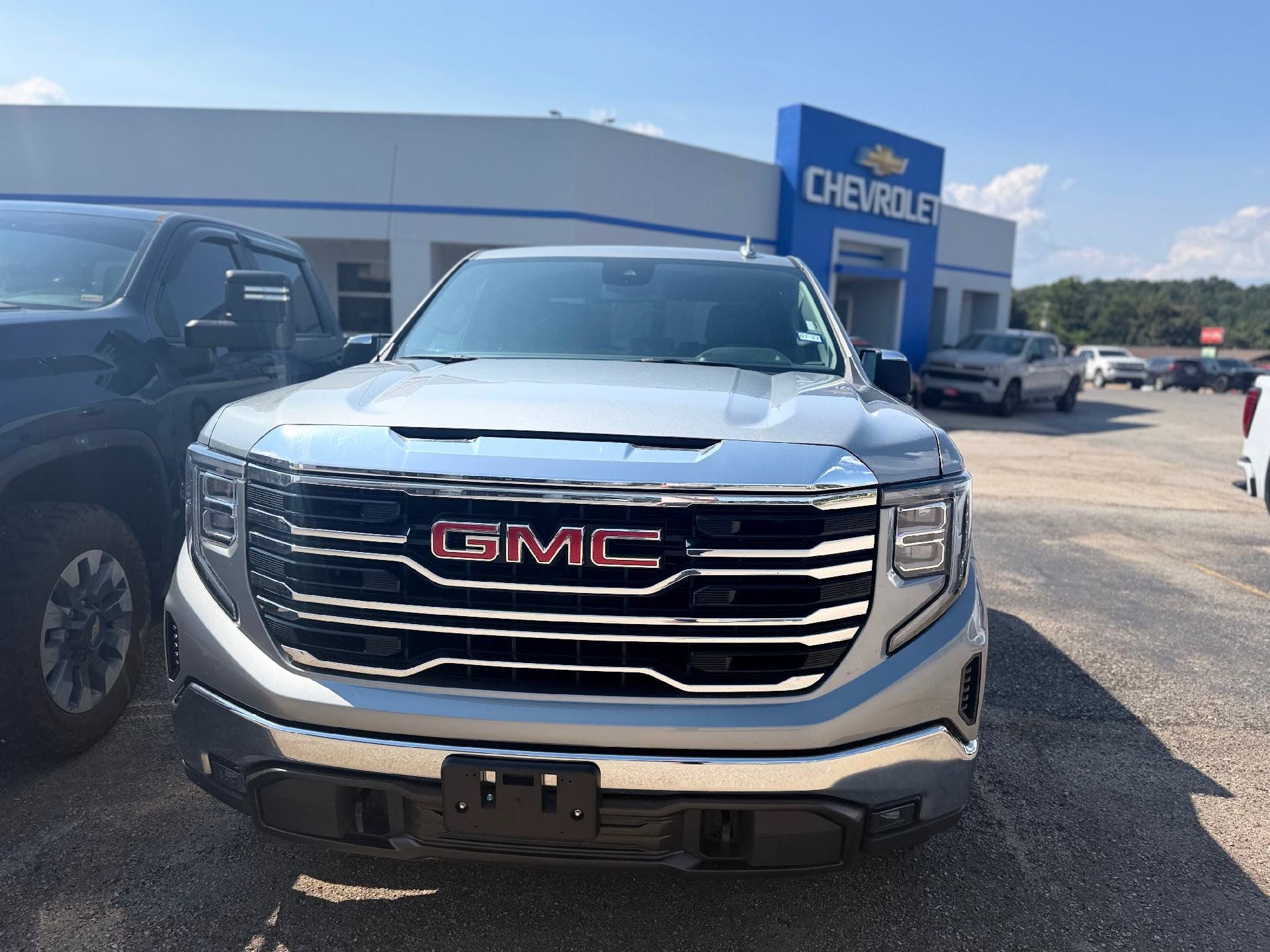 Used 2026 GMC Sierra 1500 SLT AWD/4WD image 2