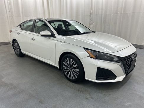 Used 2023 Nissan Altima 2.5 SV FWD image 1