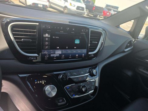 Used 2026 Chrysler Pacifica Select FWD image 5