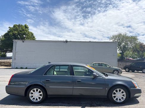 Used 2009 Cadillac DTS w/ Trunk Convenience Package FWD image 5