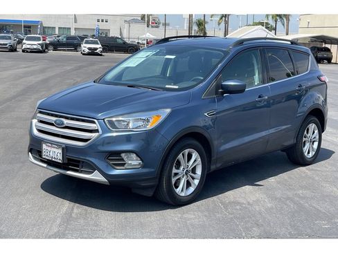 Used 2018 Ford Escape SE w/ SE Sync 3 Package FWD image 2