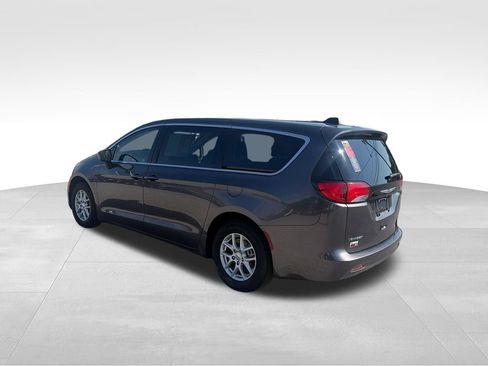 Used 2023 Chrysler Voyager LX FWD image 4
