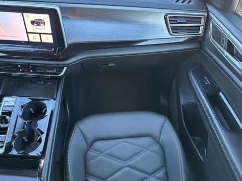 Used 2025 Volkswagen Atlas Cross Sport SE image 29