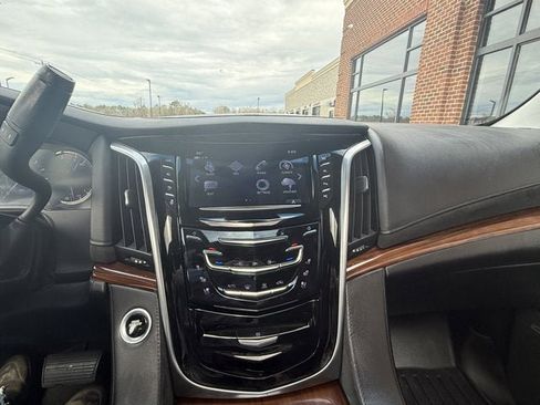 Used 2018 Cadillac Escalade Luxury image 26