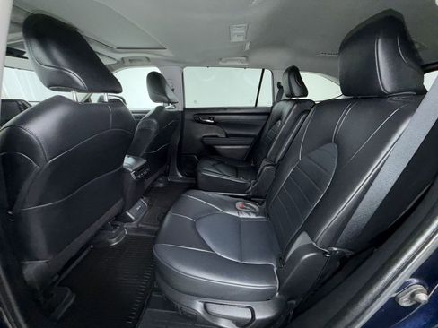 Used 2022 Toyota Highlander XLE AWD/4WD image 4