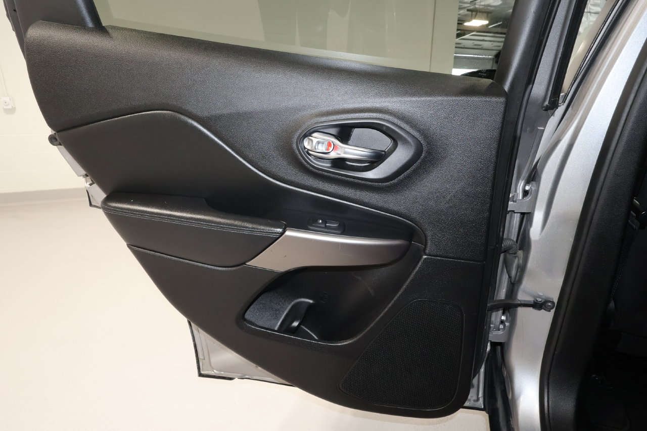 Used 2019 Jeep Cherokee Latitude w/ Popular Appearance Group FWD image 11
