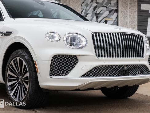 Used 2025 Bentley Bentayga image 2