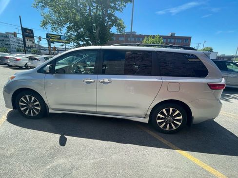 Used 2019 Toyota Sienna XLE w/ XLE Navigation Package AWD/4WD image 6