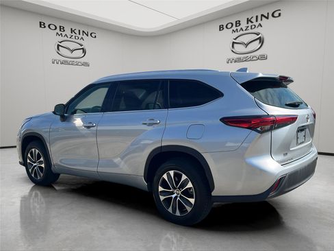 Used 2021 Toyota Highlander XLE image 3