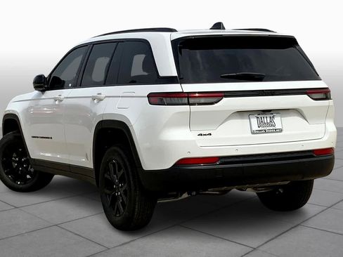 Certified 2024 Jeep Grand Cherokee Altitude image 11