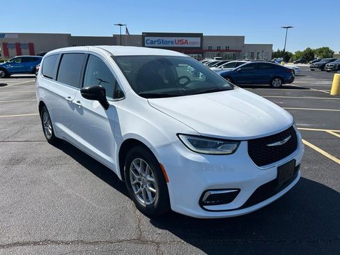Used 2024 Chrysler Pacifica Touring-L FWD image 1