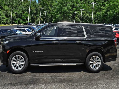 Used 2024 Chevrolet Suburban Premier w/ Premium Package 2 AWD/4WD image 4