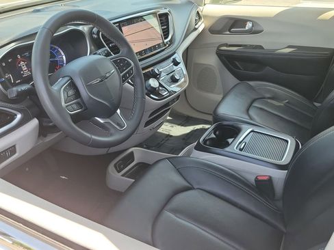 Certified 2024 Chrysler Pacifica Limited FWD image 3