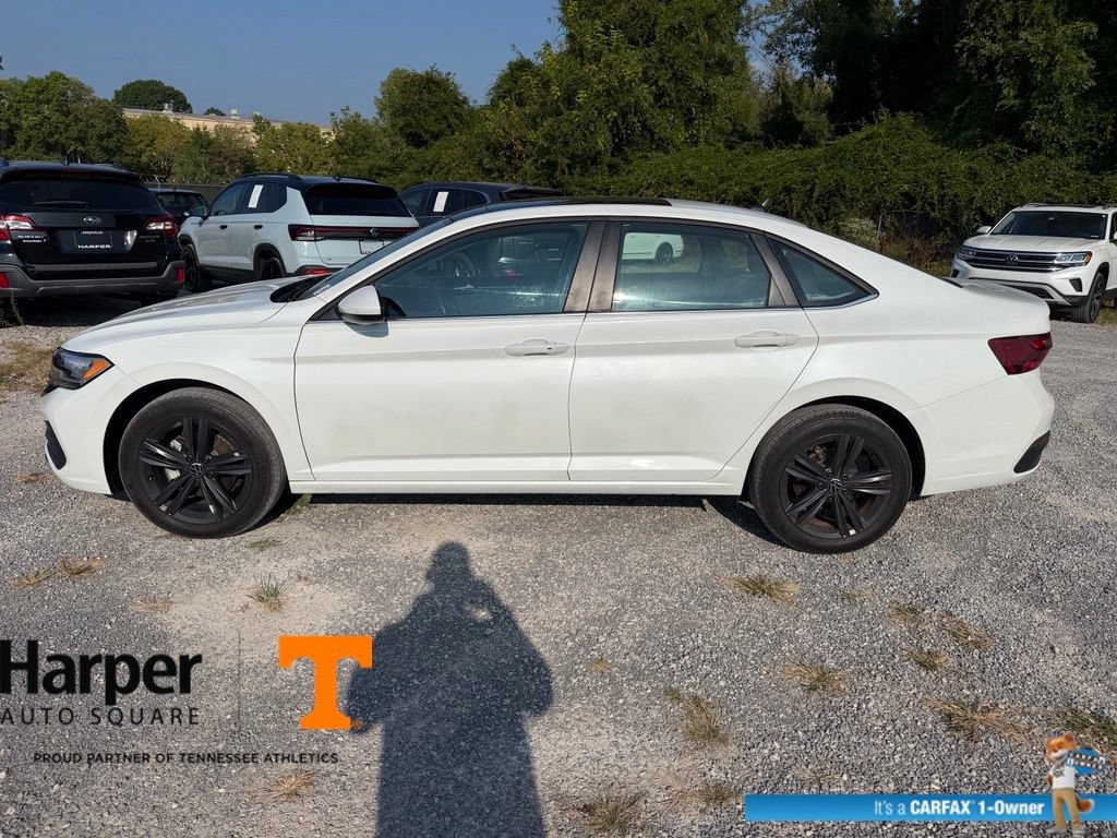 Used 2024 Volkswagen Jetta SE w/ Panoramic Sunroof Package FWD image 2