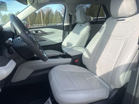 Used 2025 Ford Explorer Platinum w/ Ultimate Package image 7