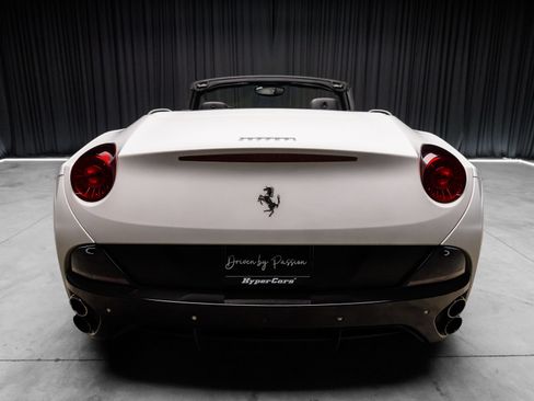 Used 2013 Ferrari California RWD image 12