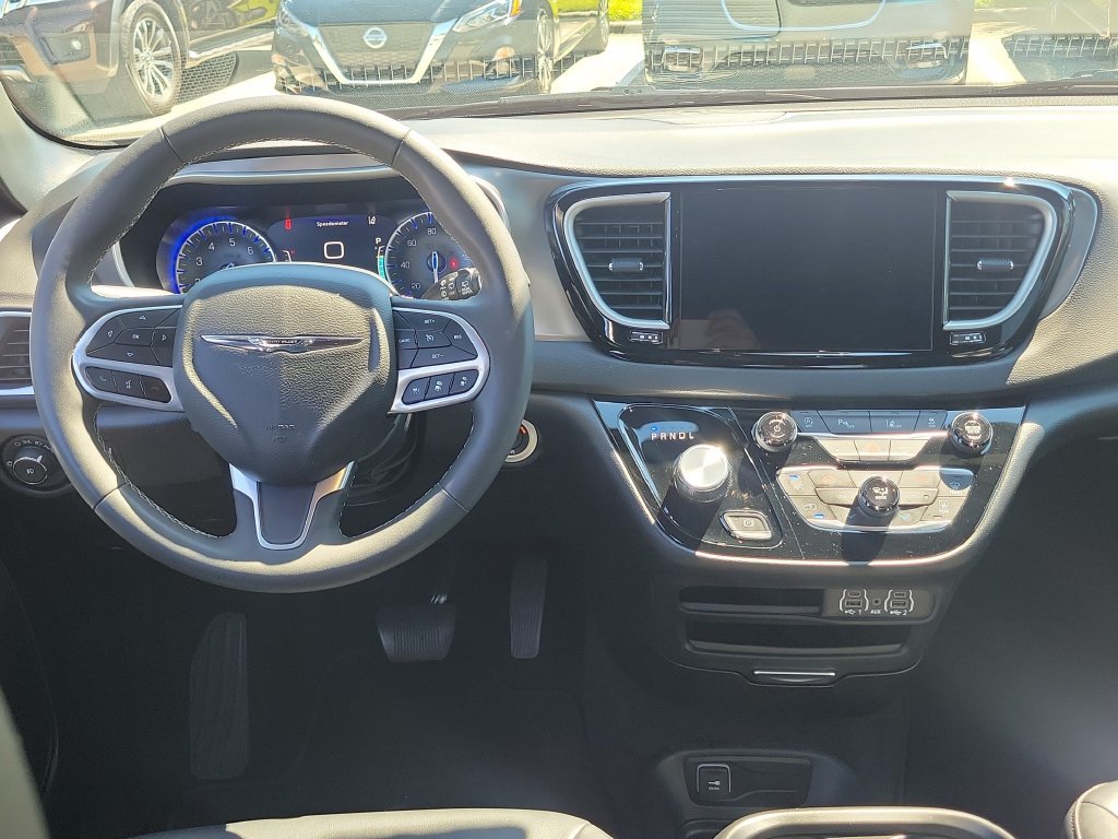 Used 2025 Chrysler Pacifica Select FWD image 15