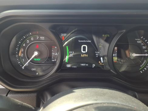 Used 2025 Jeep Wrangler Unlimited Sahara AWD/4WD image 11