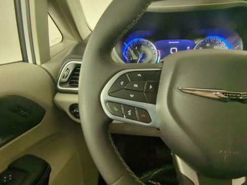 Used 2024 Chrysler Pacifica Touring-L FWD image 27