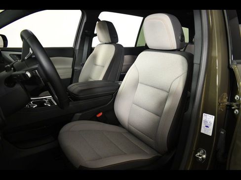 Used 2024 Chevrolet Traverse LT w/ Enhanced Driving Package FWD image 4
