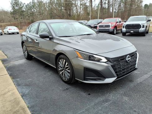 Used 2025 Nissan Altima 2.5 SV image 3