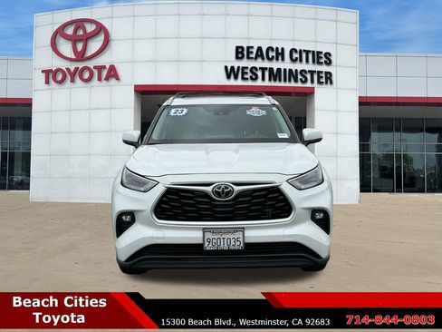 Used 2023 Toyota Highlander XLE FWD image 4