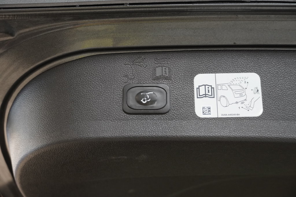 Used 2018 Ford Escape Titanium w/ Ford Safe & Smart Package AWD/4WD image 11