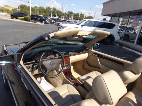 Used 1994 Mercedes-Benz E 320 Convertible image 28