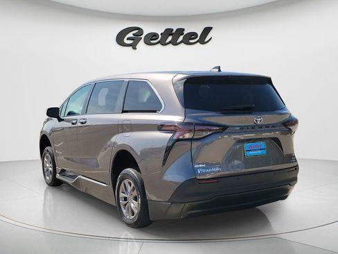 Used 2024 Toyota Sienna XLE FWD image 7