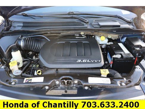 Used 2013 Chrysler Town & Country Touring-L image 33