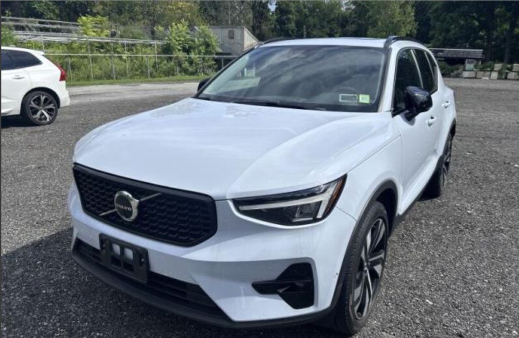 Used 2024 Volvo XC40 B5 Plus w/ Protection Package Premier AWD/4WD image 1
