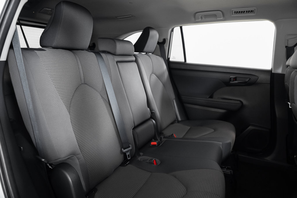 Used 2023 Toyota Highlander LE FWD image 24