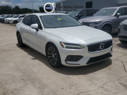 Used 2021 Volvo S60 T5 Momentum FWD image 2