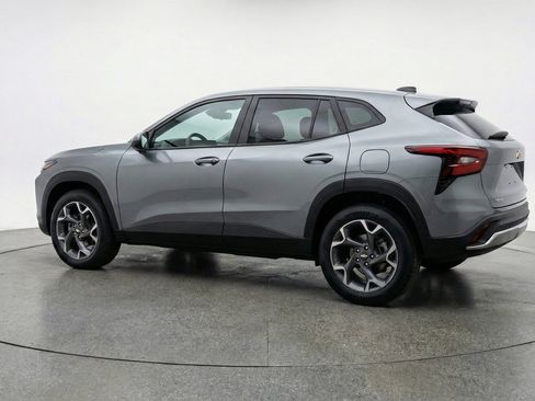 Used 2025 Chevrolet Trax LT FWD image 6