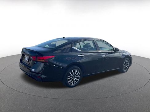 Used 2025 Nissan Altima 2.5 SV FWD image 14