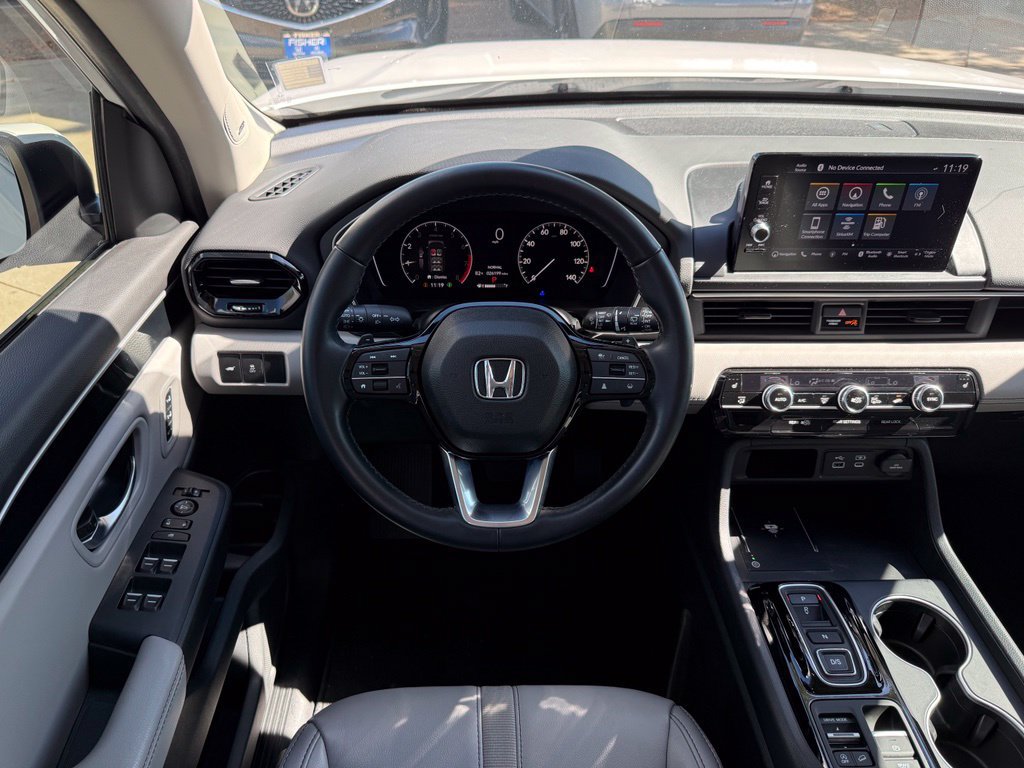 Used 2025 Honda Pilot Touring image 2